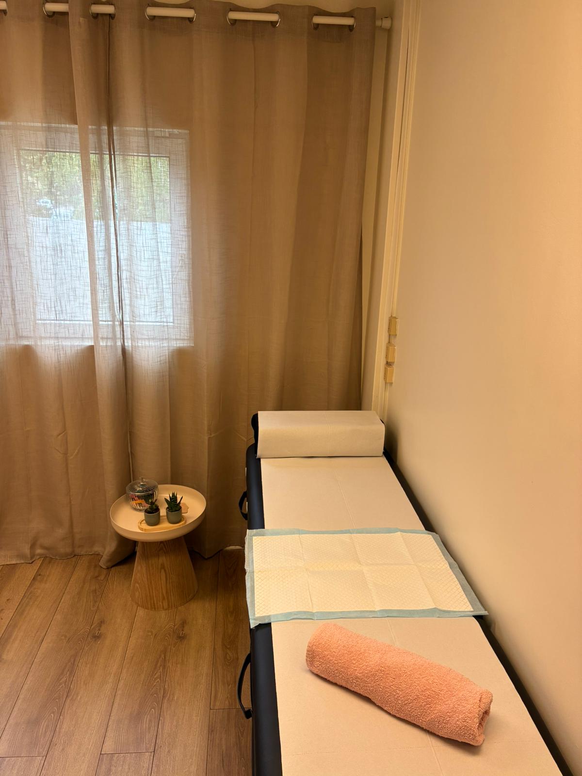 Salle de soin, table de traitement avec linge propre et plaid